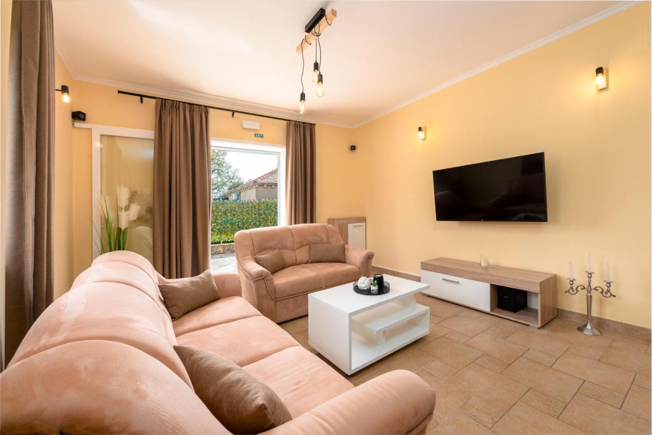 Vila Vergatum-Privacy,Gym,Billiards,Table Tennis Donji Brgat Buitenkant foto